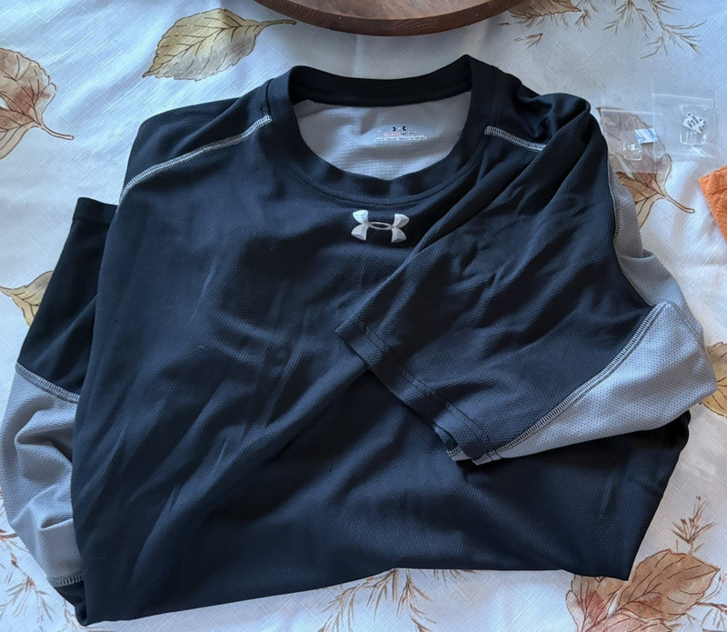 Men’s Under Armour Shirt, Black and gray Size L, Loose, Heat Gear gallery