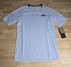 NIKE TRAIL RISE SOLAR CHASE Tee DRI FIT RUNNING TOP Small Tall DV9305-085 Gray