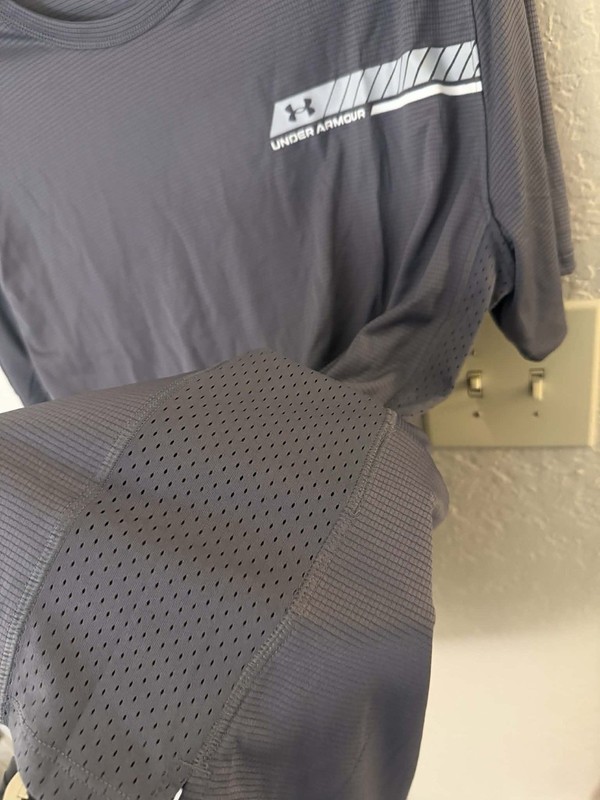 MEN'S UNDER ARMOUR COOL SWITCH SIZE MEDIUM VENTED SHORT SLEEVE BLACK T-SHIRT gallery