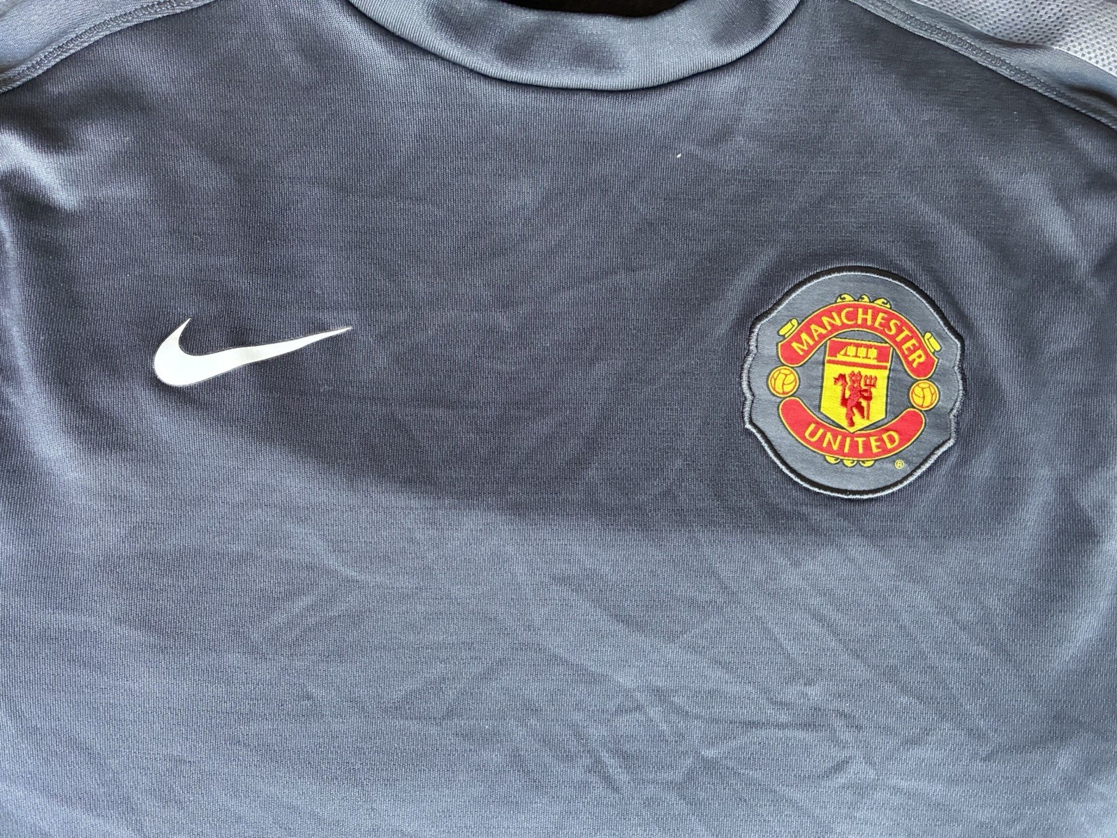 Nike DriFIT Manchester United Gray Long Sleeve Crew Neck Pullover Jersey L 23x28 gallery