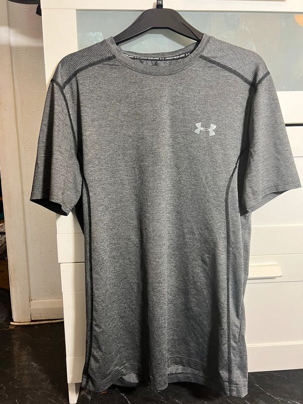Dark Grey Breathable Under Armour T-Shirt Top UK Small Gym Wear Stretchy Workout gallery