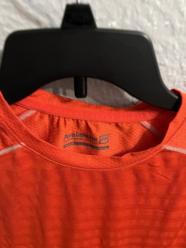 Men's Pullover Red Avalanche Short Sleeve Size Medium Shirt gallery