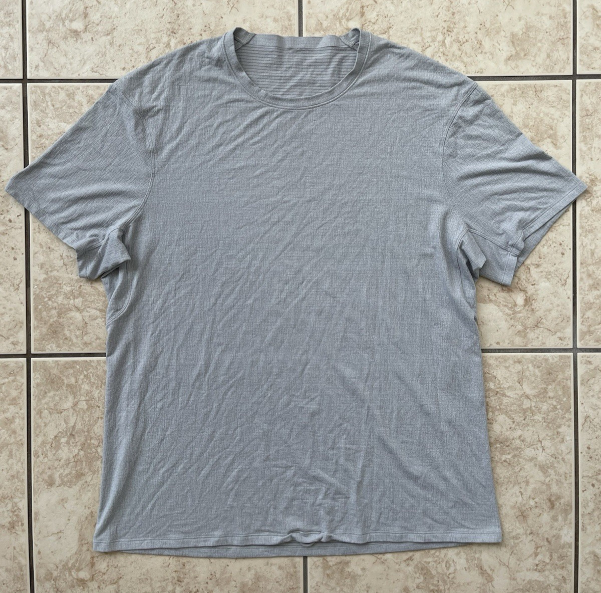 Lululemon In Mind Men’s Short Sleeve Gray XL T-Shirt Yoga Athletic Training Top gallery