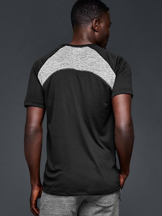 GAP URBAN ACTIVE COLORBLOCK TOP T-SHIRT SIZE LARGE TRUE BLACK NWT gallery
