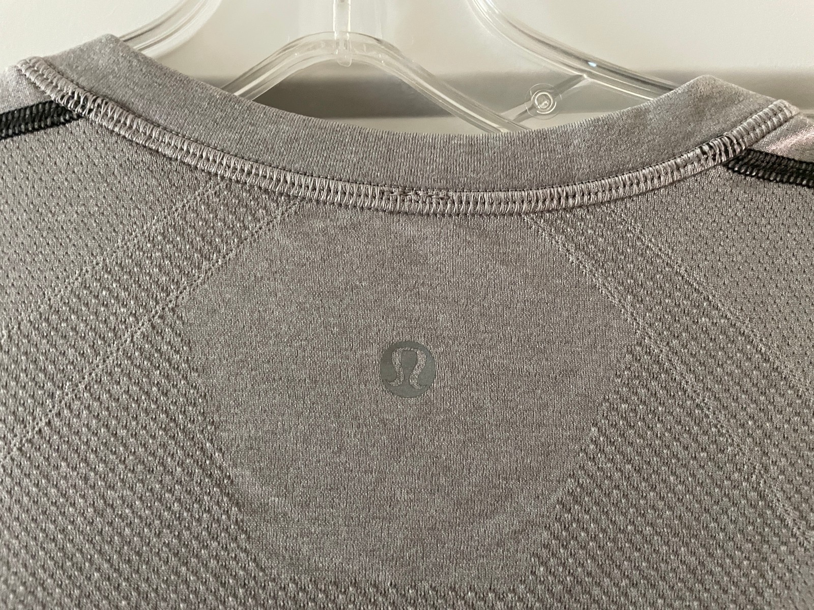 Lululemon Metal Vent Tech Men's V-Neck Short Sleeve Shirt - Light Gray XL gallery
