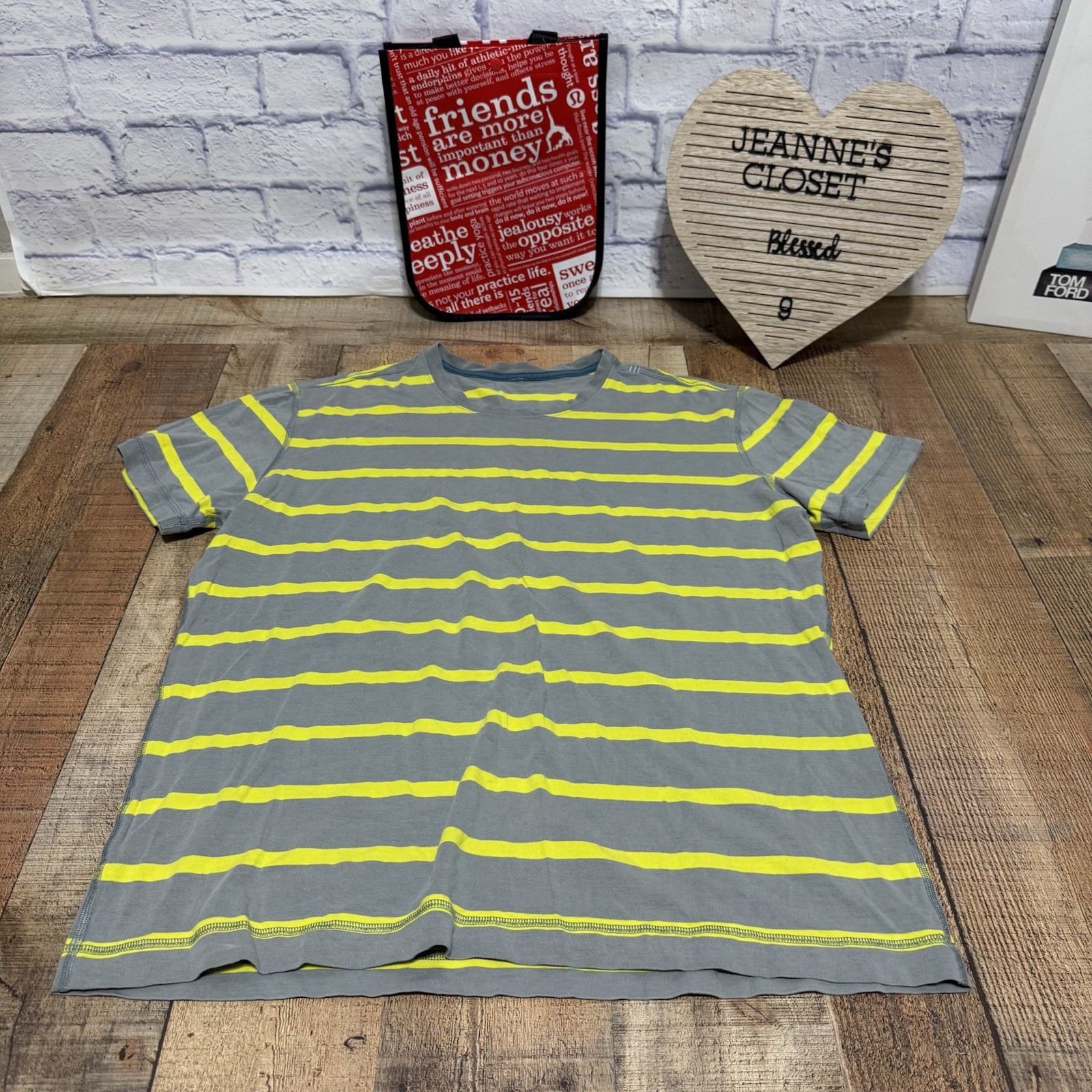 Lululemon Gray Neon Yellow Performance Mens SS T Shirt Size L gallery