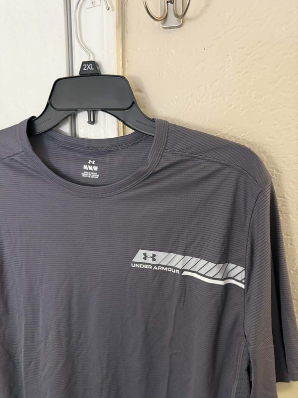 MEN'S UNDER ARMOUR COOL SWITCH SIZE MEDIUM VENTED SHORT SLEEVE BLACK T-SHIRT gallery