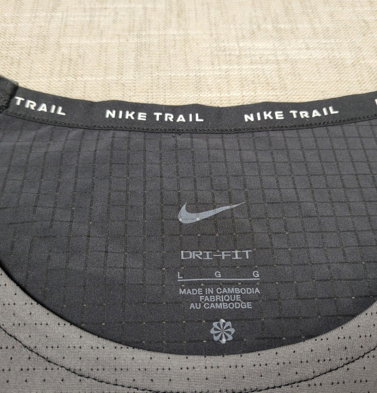 NIKE Trail Running Top Shirt Large Mens Black Gray Dri-Fit Rise 365 Short Sleeve gallery