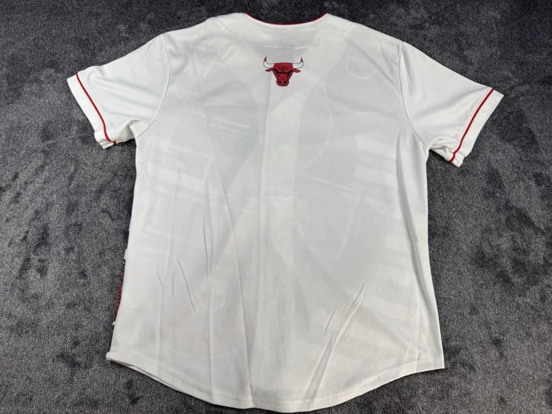 UNK Men's Size Large NBA Chicago Bulls Baseball Jersey Red White gallery