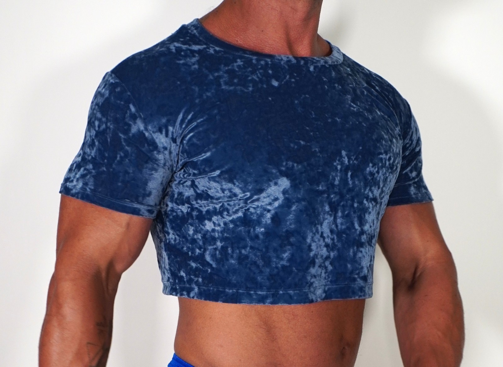 BLUE VELOUR CROPPED SHIRT SIZE MEDIUM gallery
