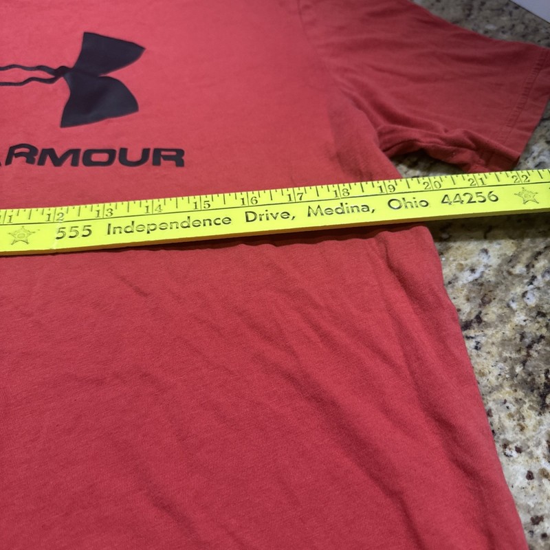 Under Armour Shirt men’s Size Medium good condition see pictures gallery