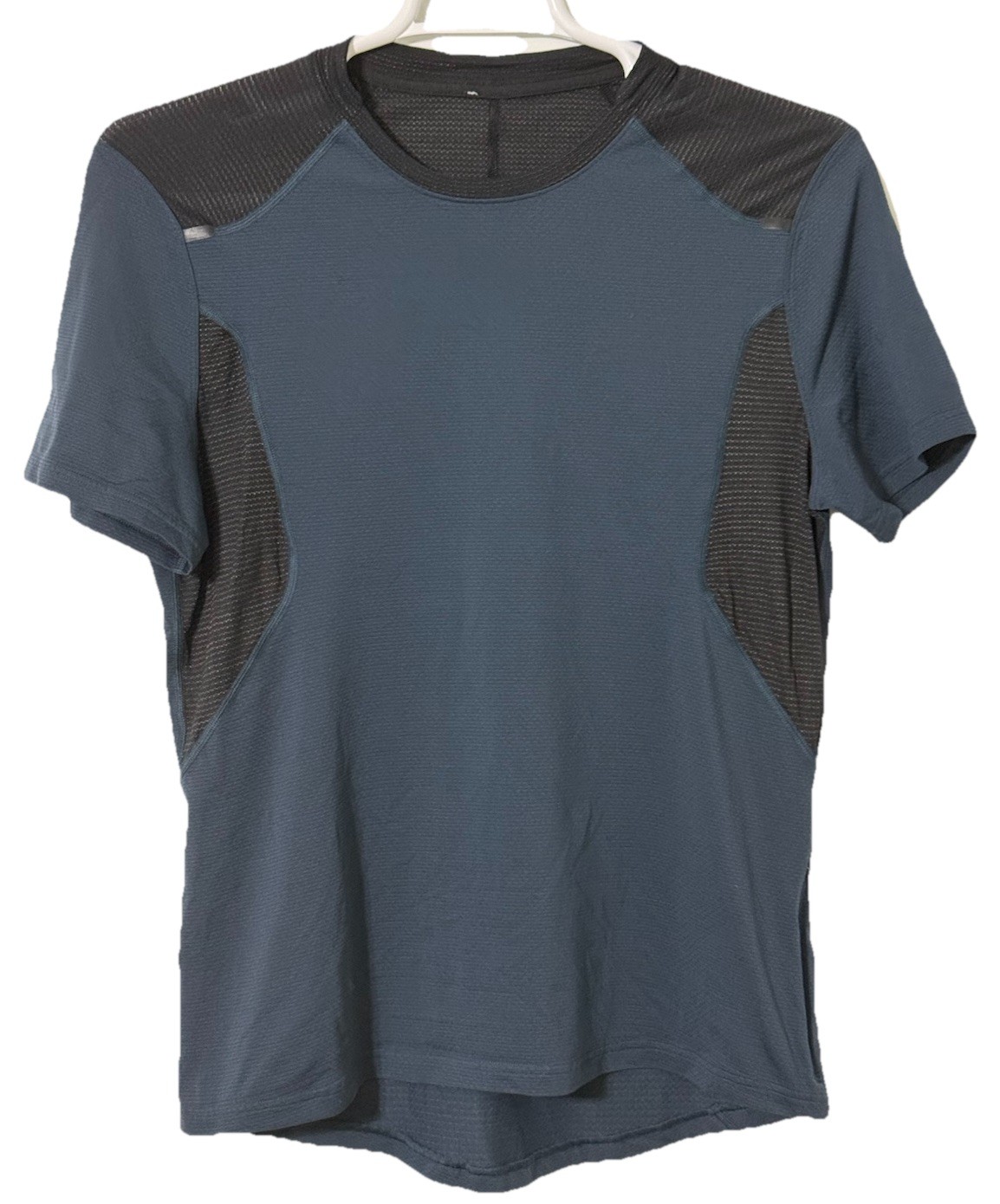 Lululemon Light As Air Technical Running Shirt Men’s Medium Blue Reflective gallery