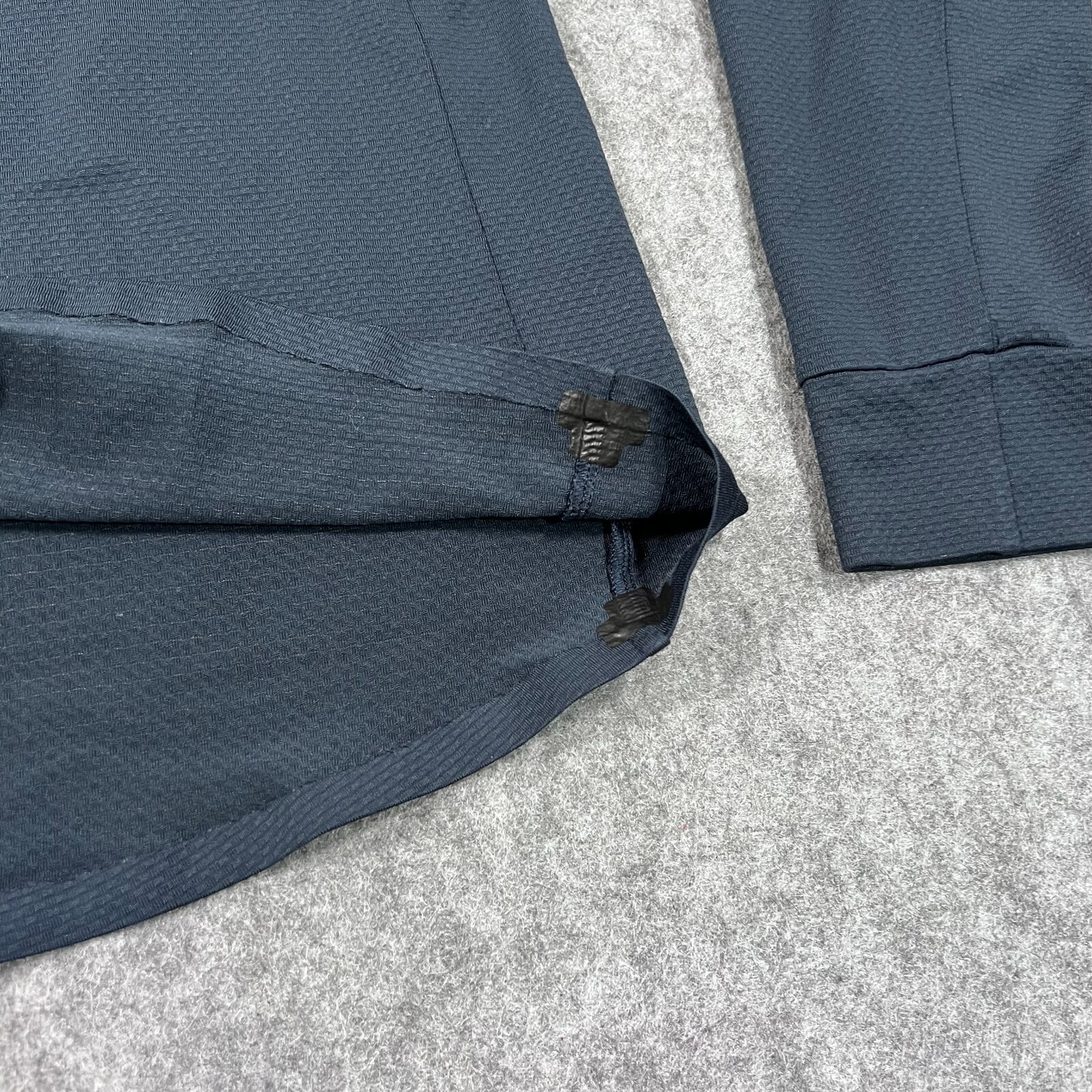 Lululemon True Navy Blue Black Long Sleeve Performance Tee T-Shirt Mens Size M gallery