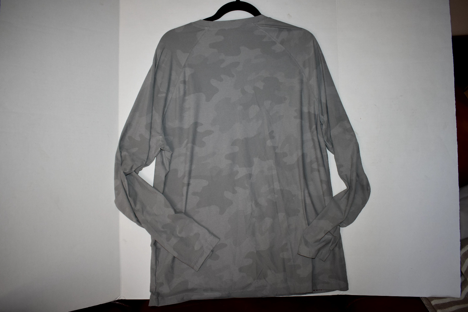Rhone Men's Reign Camo Performance Workout Shirt Gray Size XL XLarge EUC gallery