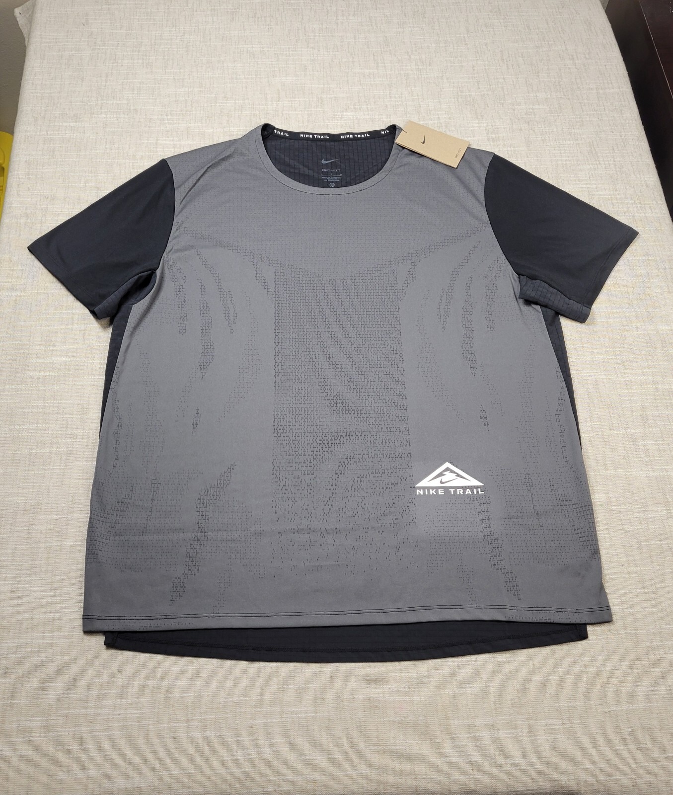 NIKE Trail Running Top Shirt Large Mens Black Gray Dri-Fit Rise 365 Short Sleeve gallery