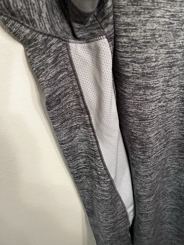 Under Armour Notre Dame Men’s Medium Heat Gear Loose Fitting Tee Gray White gallery