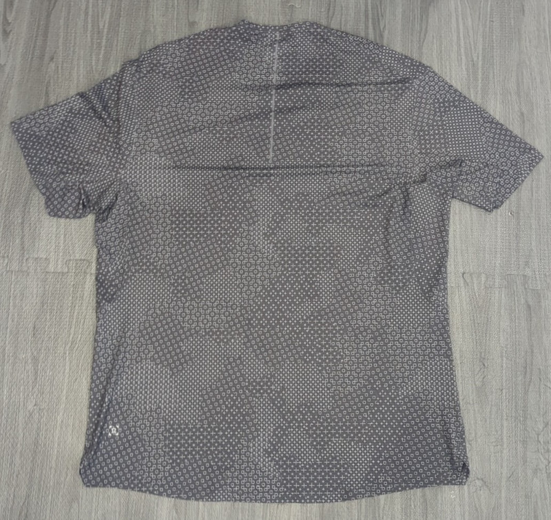 Lululemon Run Out Pullover Shirt Approx Sz M/L Gray Short Sleeves Stretch gallery