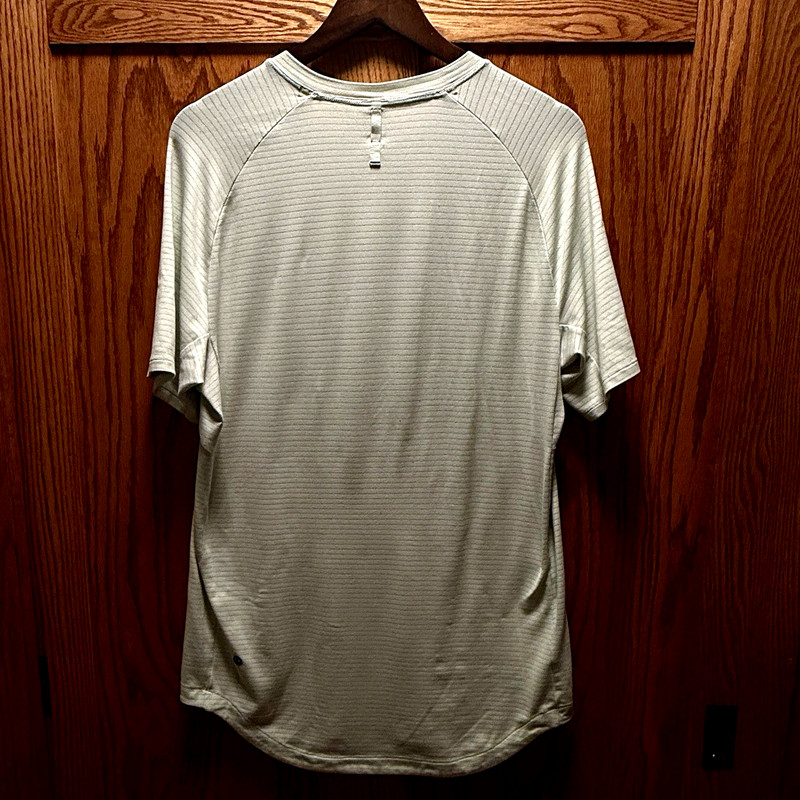 Lululemon Mens Light Mint Green Performance Shirt M Dry Sense Curve Hem gallery