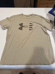 Under Armour Men’s Desert Khaki T-Shirt Logo XXL 2XL Short Sleeve Heatgear Crew