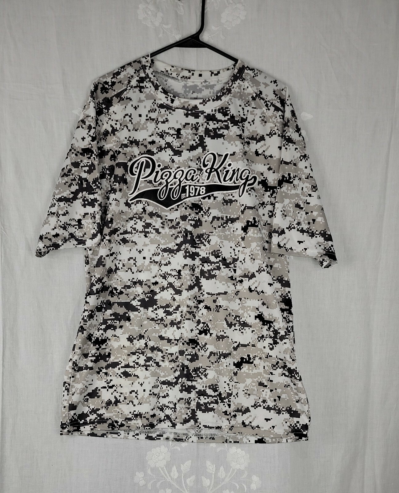 BADGER SPORTS WHITE BLACK SHIRT CAMO PIZZA KINGS EST. 1978 MENS SIZE XL...D5 gallery