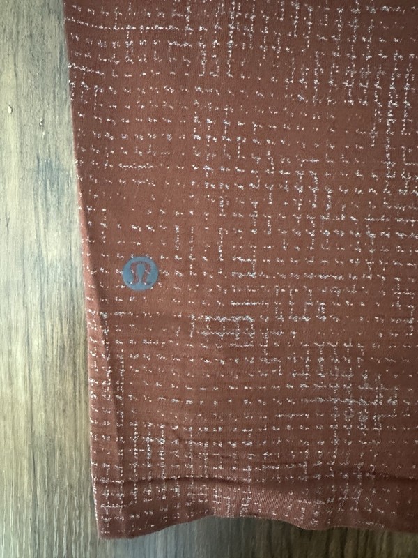 Lululemon Men’s Metal Vent Tech Short Sleeve Shirt Size Medium Brown Pattern gallery