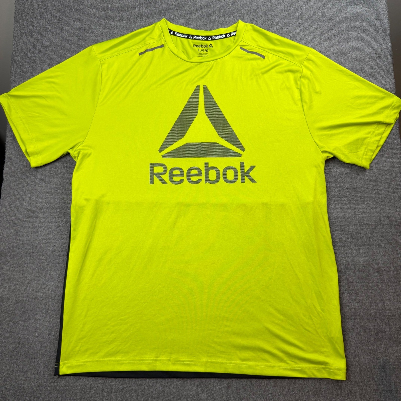 Reebok Graphic T-Shirt Men's Large Yellow Black Colorblock Activewear Top gallery