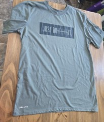Nike Dri-FIT Men’s Athletic Fit T-Shirt M Green/Gray Crew Neck Graphic Logo