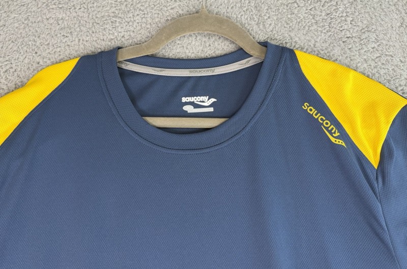 Saucony Shirt Mens Wicking Athletic Work Out Sports Polyester Stretch Size XL gallery