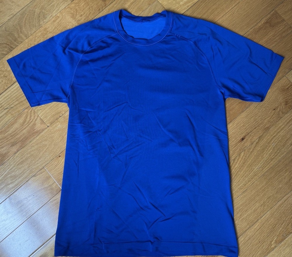 Luluelmon Shirt Mens Medium Blue Printed Sleeve Metal Vent EUC
