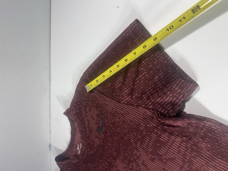 Nike Dry-Fit Maroon Textured Performance Tee Standard Fit Men’s Large gallery