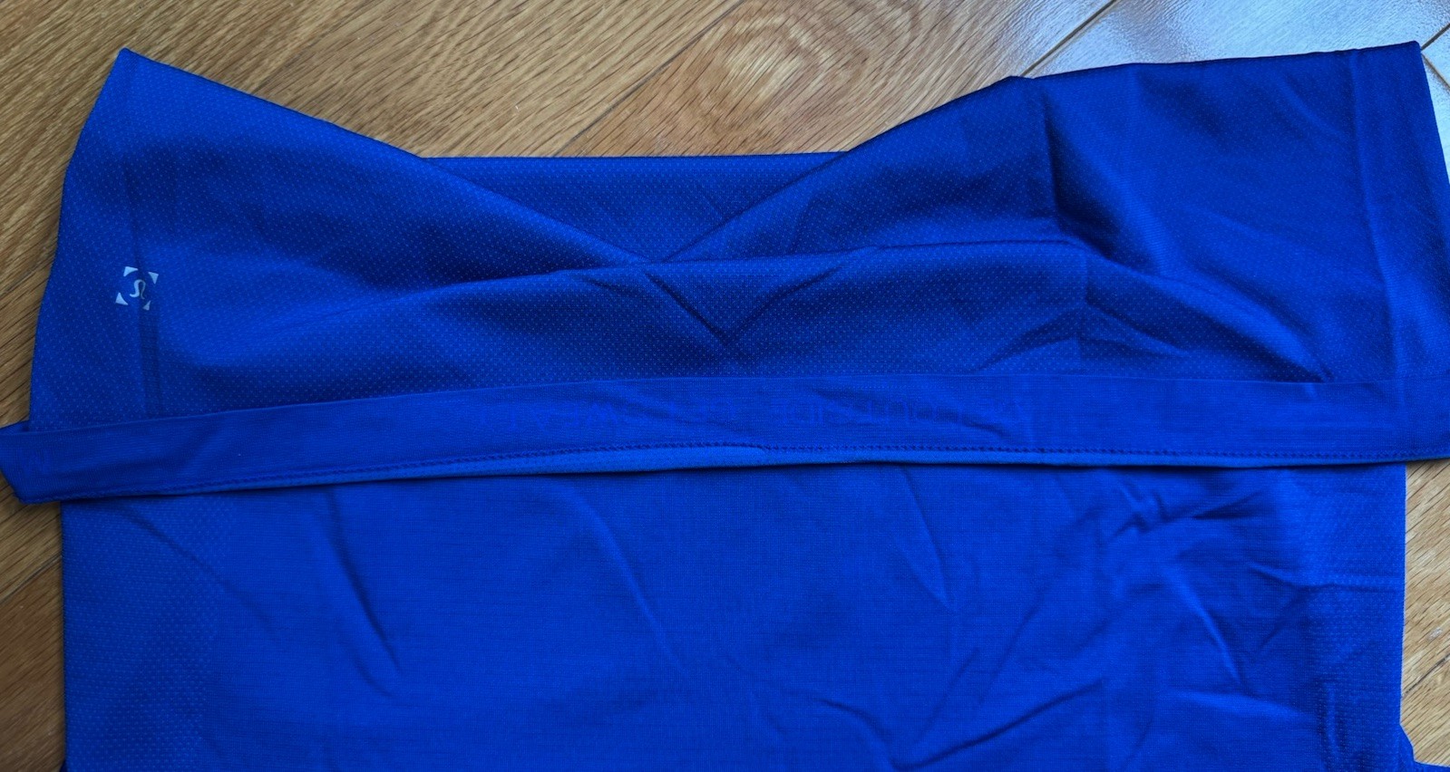 Luluelmon Shirt Mens Medium Blue Printed Sleeve Metal Vent EUC gallery