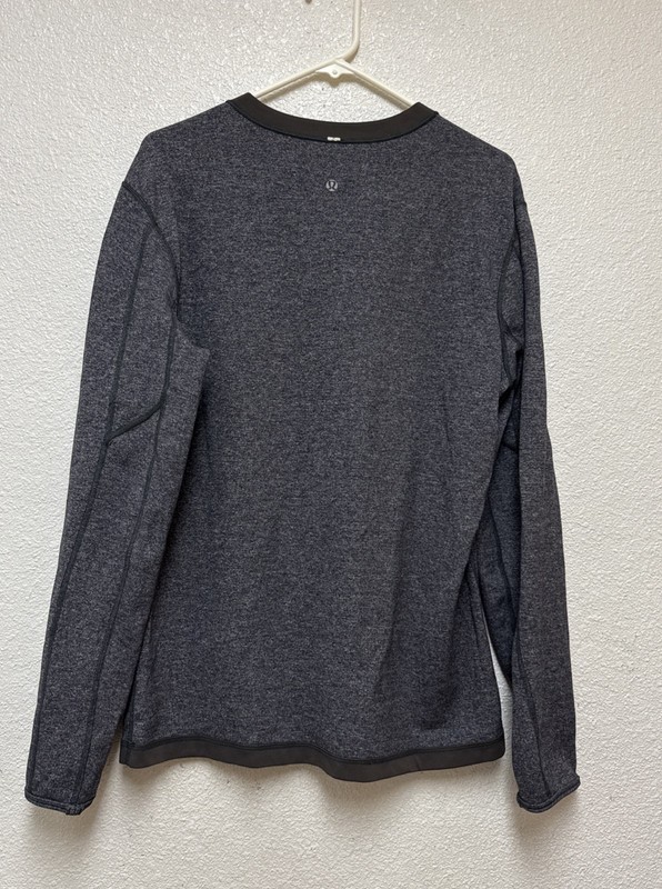 Lululemon Men’s Reversible Green/Gray Long Sleeve Shirt With Thumbholes Sz XL gallery