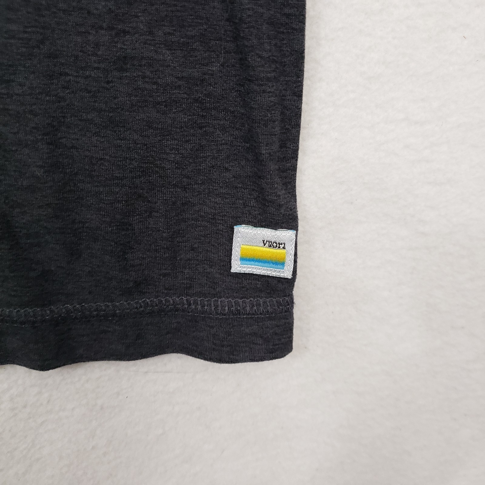 Vuori Ponto Performance Short Sleeve Crew Tee Shirt Mens Small Gray Peloton Logo gallery