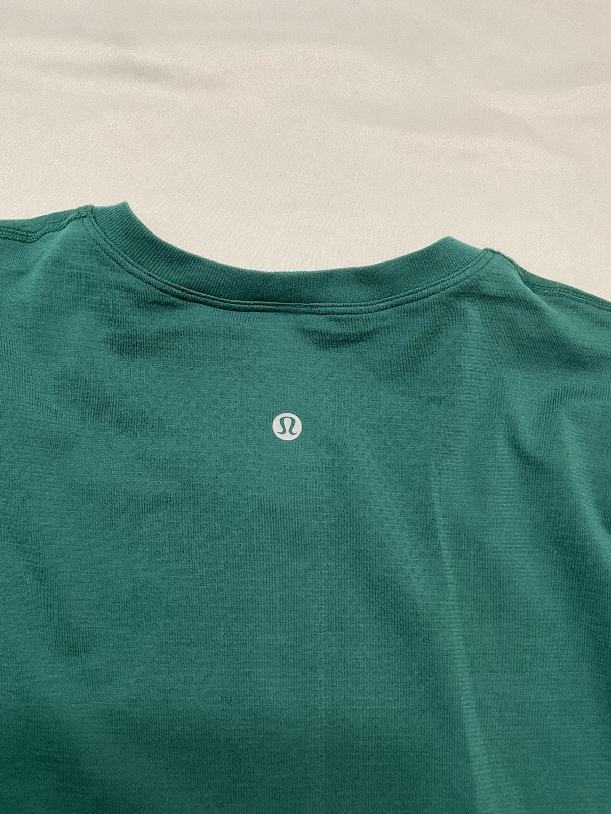 lululemon Men's Green Crew Neck Long Sleeve Lightweight Poly Logo Tee Sz L gallery