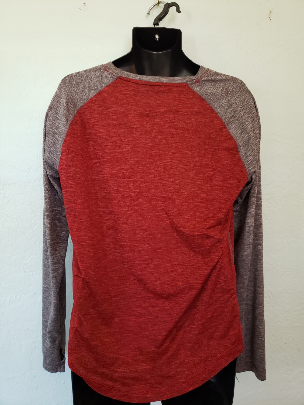 AEO Red and Gray Baseball Shirt Size Medium 360 Extreme Flex Thumb Hole Sleeves gallery