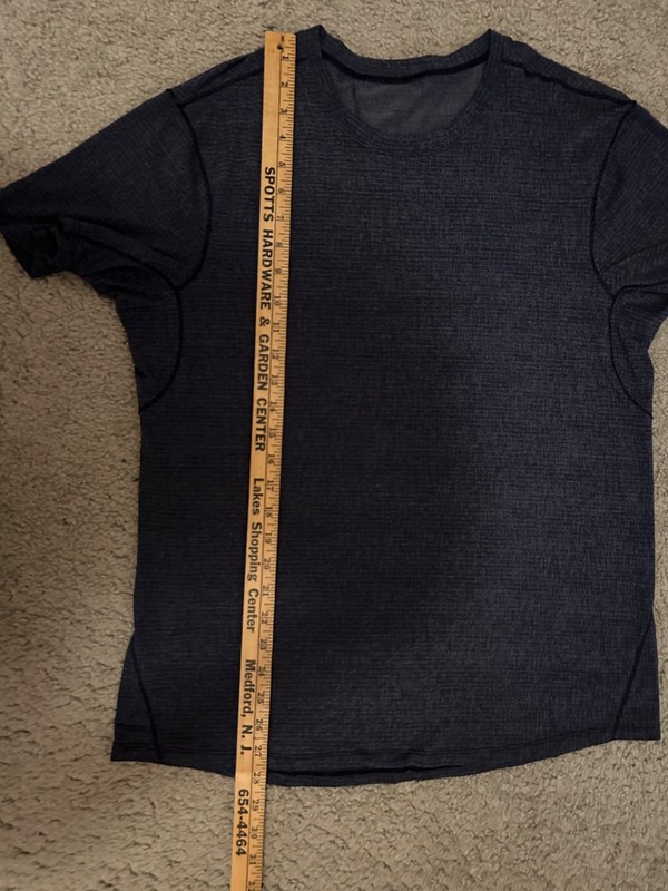 Lululemon Men’s Short Sleeve T-Shirt Size Large Gray & Silver Weave -EUC gallery