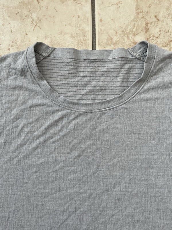 Lululemon In Mind Men’s Short Sleeve Gray XL T-Shirt Yoga Athletic Training Top gallery