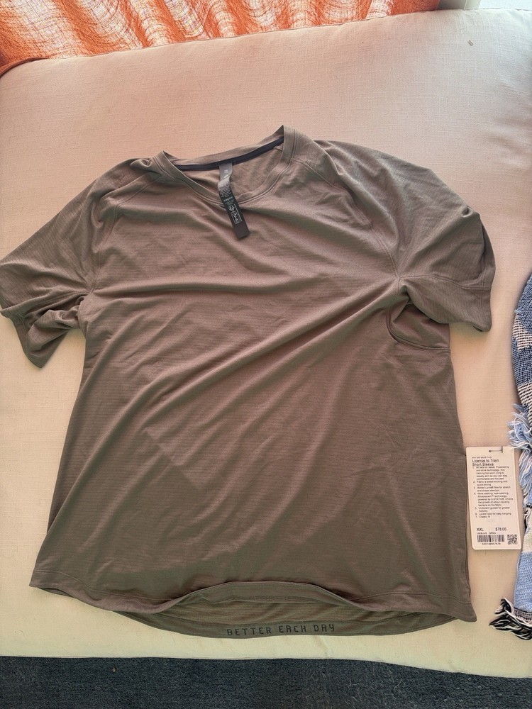 Lululemon Men's Short Sleeve License to Train, Olive color