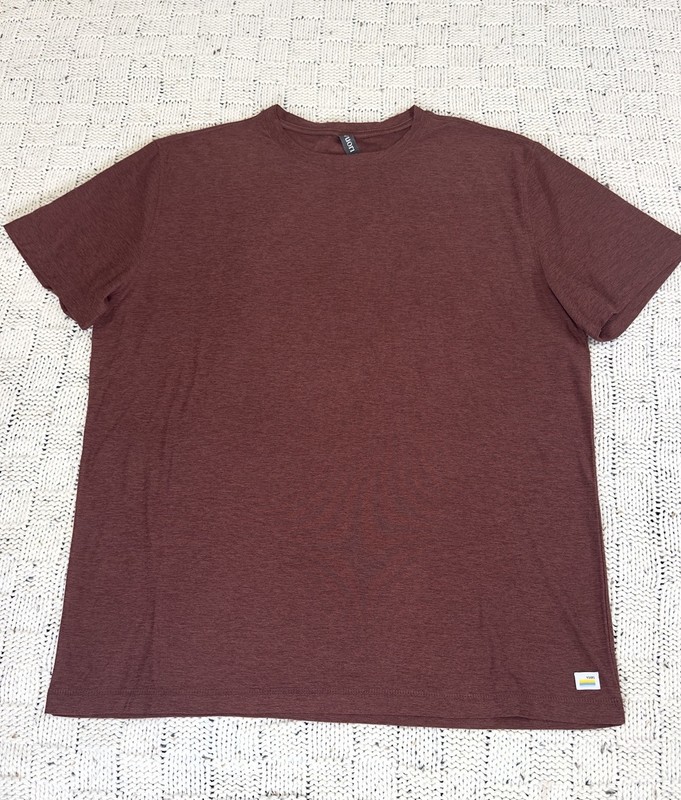 Vuori Strato Tech Tee Men’s XL Cedar Red Performance Stretch Crew Neck Shirt gallery