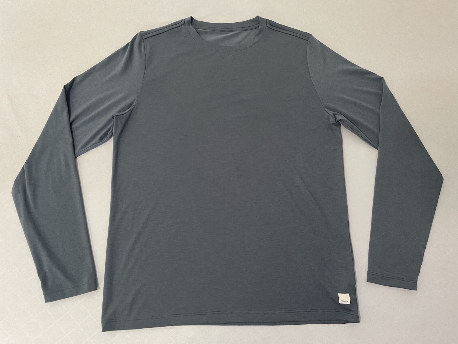 VUORI LONG SLEEVE CURRENT TECH TEE T-SHIRT MEN SIZE MEDIUM GRAY CREWNECK V1003 gallery