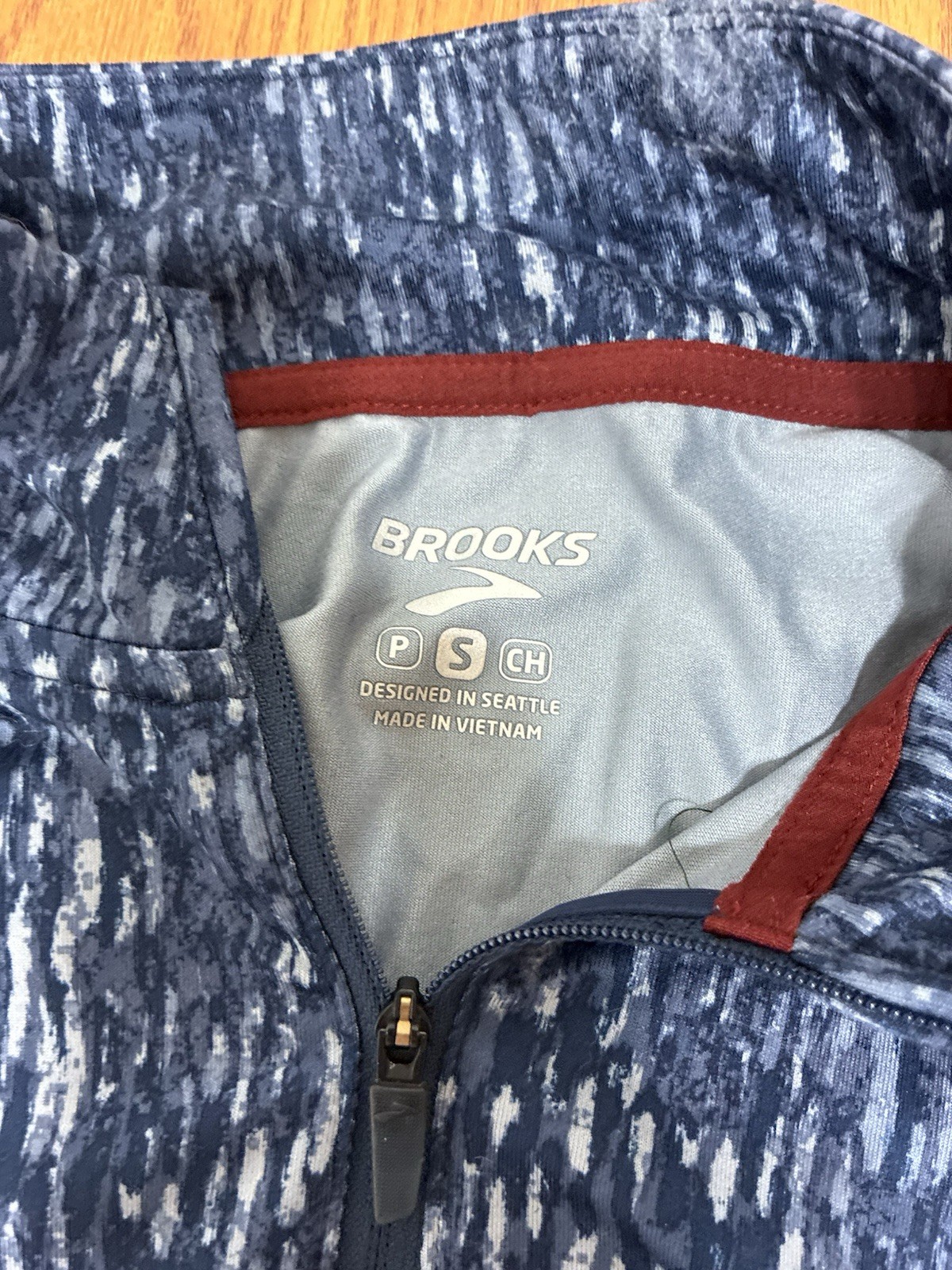 Brooks Running Men’s Small Dash 1/2 Zip Pullover In Navy And Heathered gallery