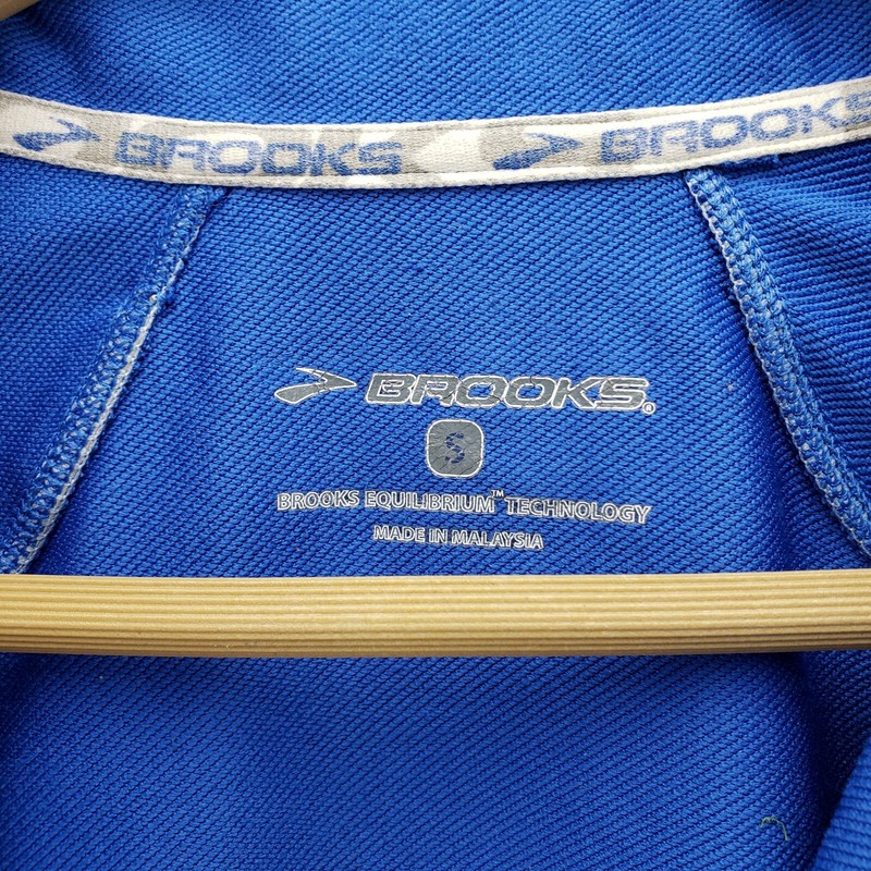 Brooks Quarter Zip Sweatshirt Pour It on Running Thumb Holes Men's Size Small gallery