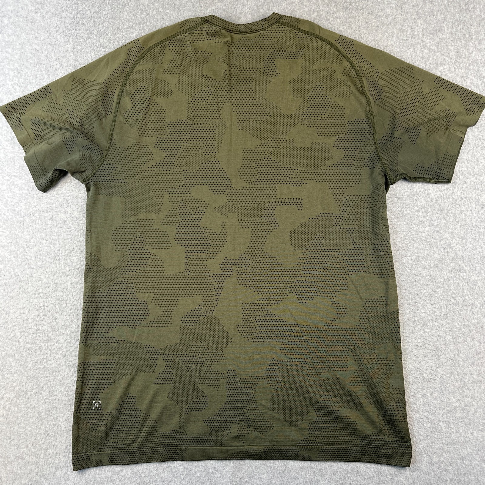 Lululemon Metal Vent Tech Performance Stretch Shirt XL Mens Green Camo Active gallery