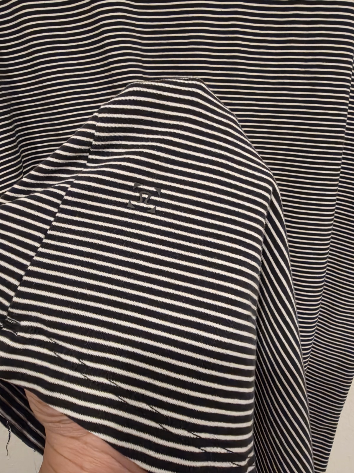 Mens Lululemon 5 Year Basic Tee Medium Black/White Stripe Curved Hem Athletic gallery