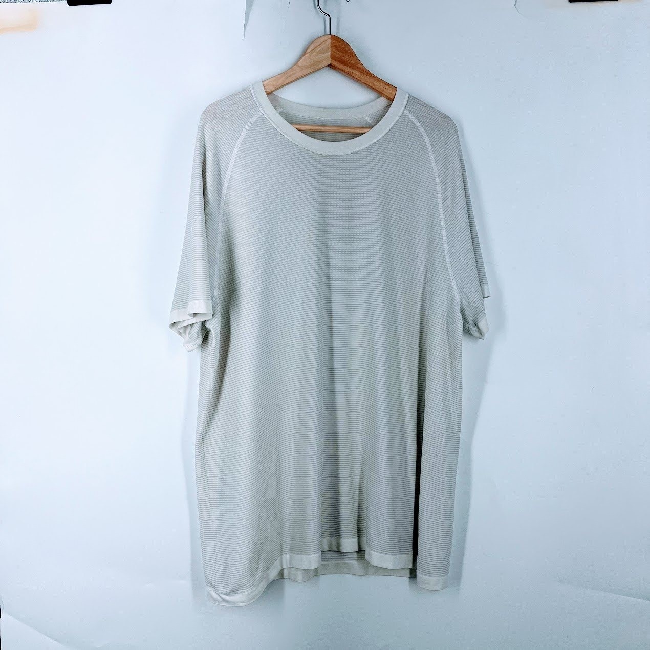 Lululemon Metal Vent Tech Short Sleeve Shirt Mens Grey White Striped XL gallery