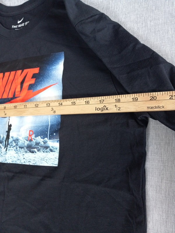 The Nike Tee AIR Medium Long Sleeved Art Printed Logo Athletic Pullover Shirt gallery