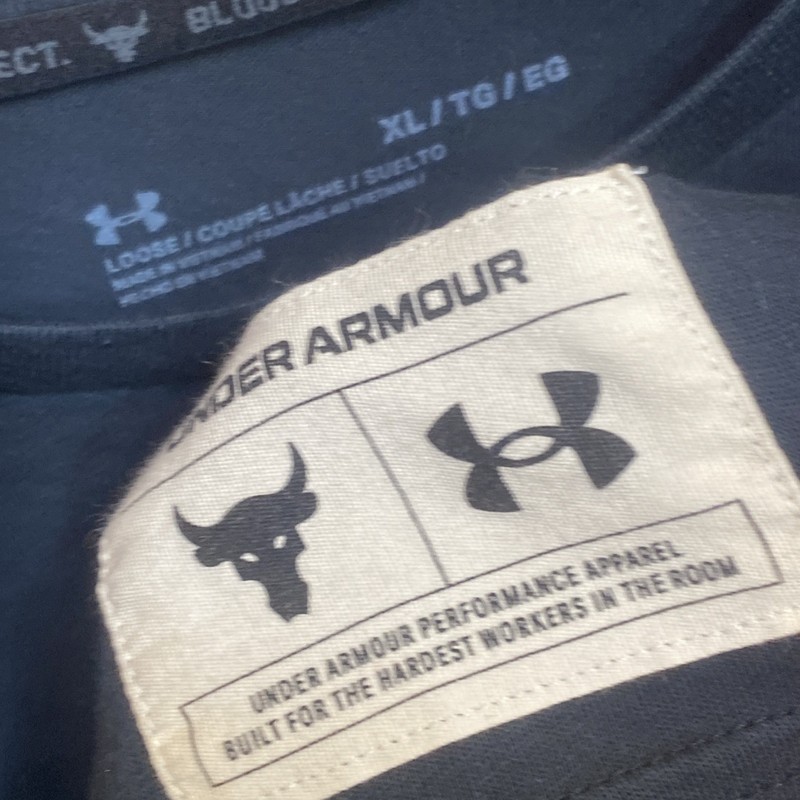 Under Armour Gym Shirt Mens XL HeatGear The Rock Shirt Black Graphic Bull A28 gallery