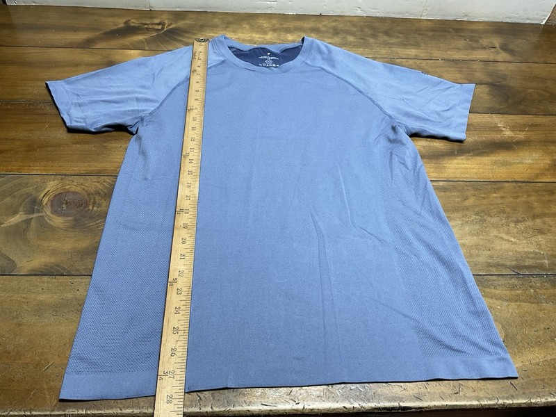 Fabletics Shirt Mens Medium The Training Day Tee Perforated Stretch Gym Active gallery