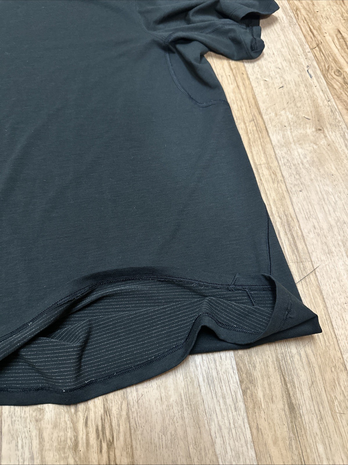 Lululemon Run Out Short Sleeve XL T Shirt Stretch Gym Running Reflective EUC gallery