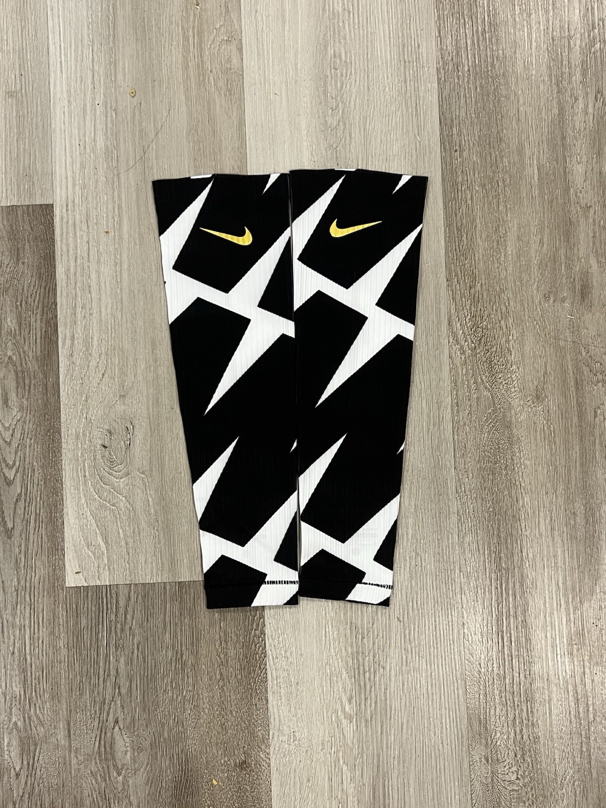 Nike Elite 2021 Gold Medalist Arm Sleeves Size Medium, Aeroswift Black White gallery